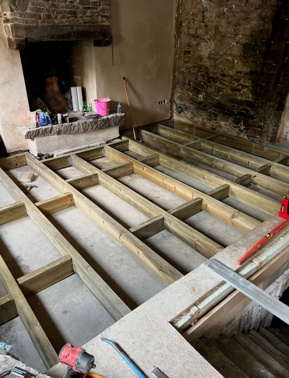 Pose et fourniture avec isolation d'un plancher en CTBH hydro 