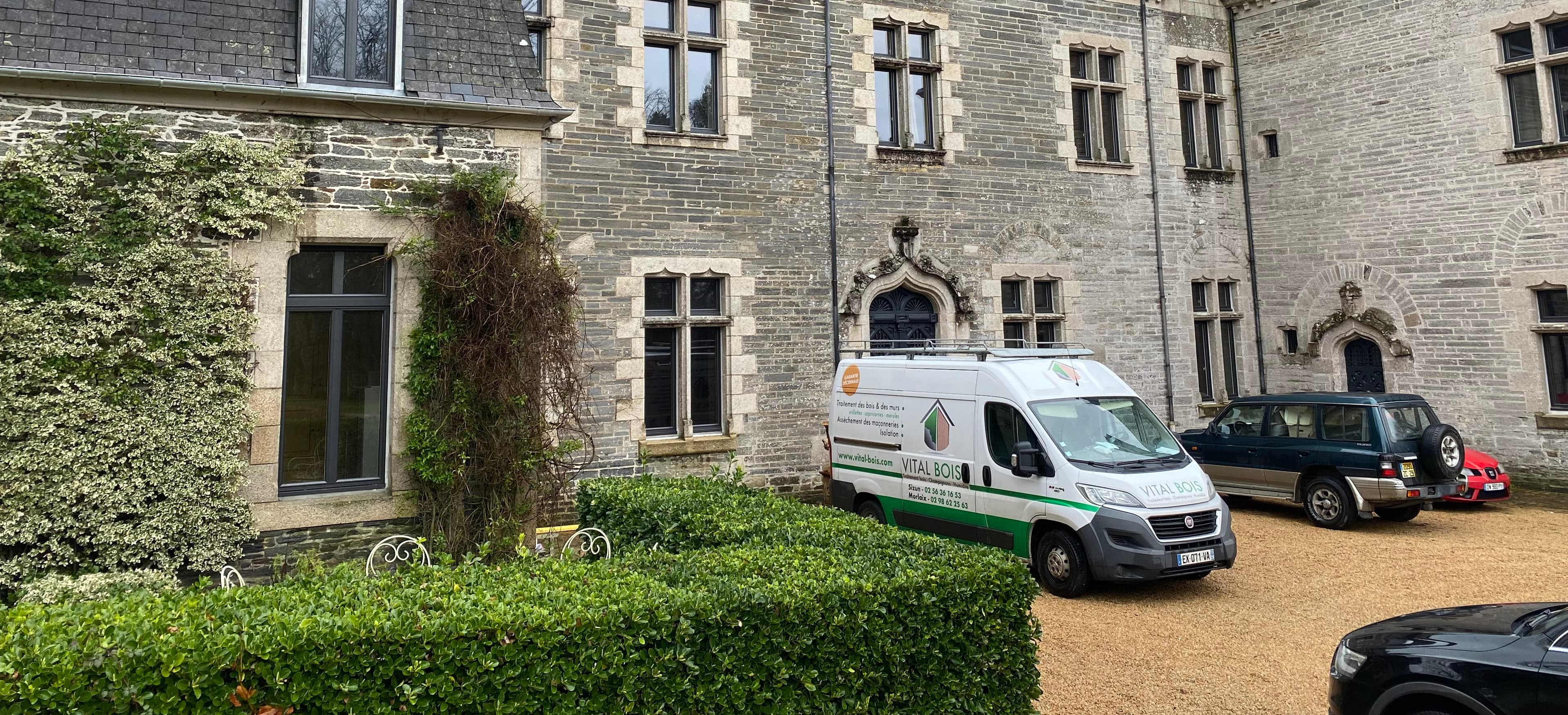 Le camion Vital Bois devant un manoir à Morlaix