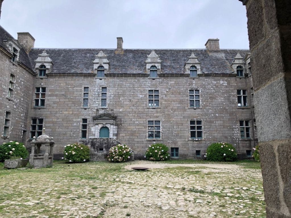 Vieille demeure isolée par Vital Bois