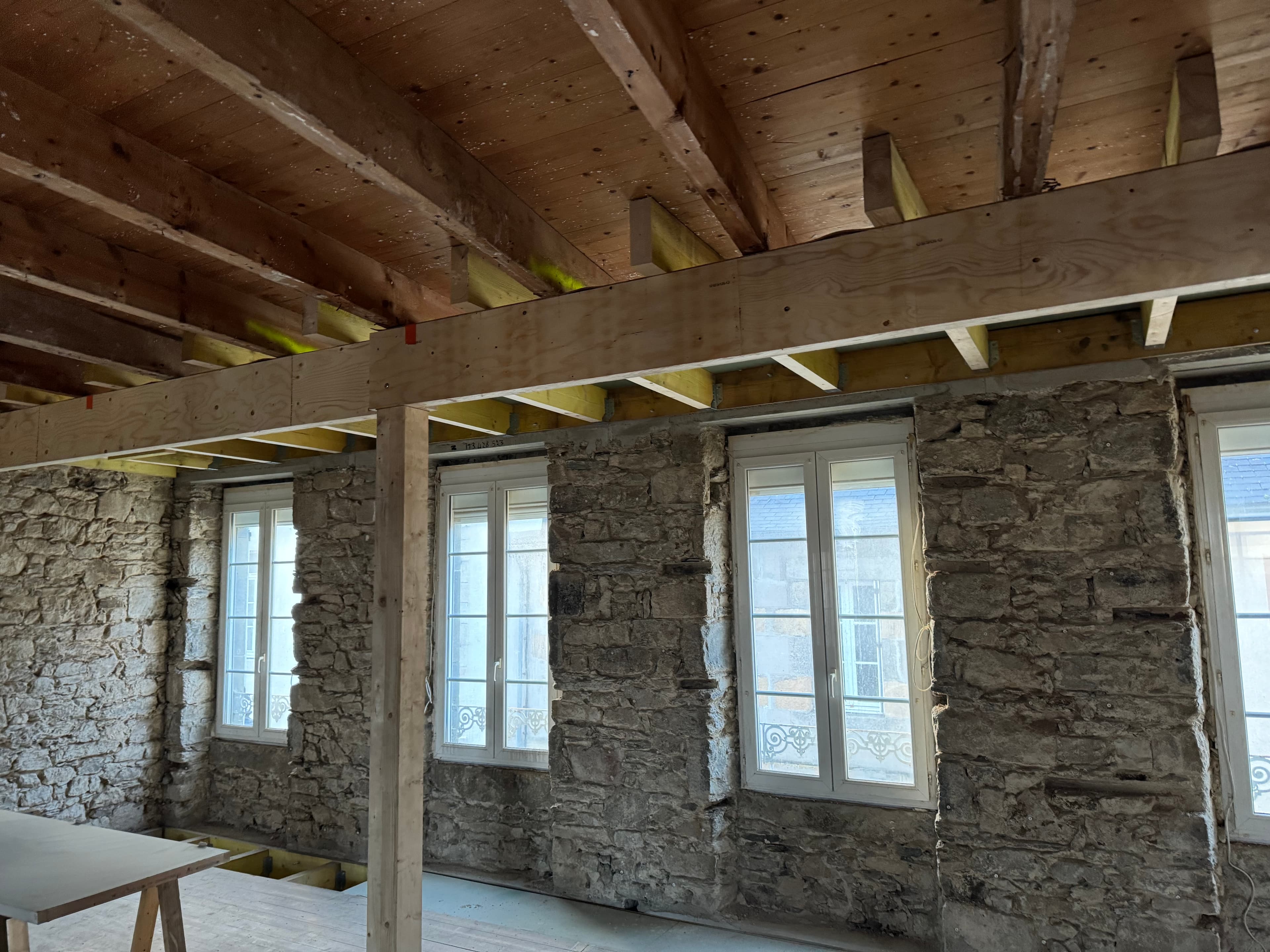 Reprise des poutres et solives avec renfort métallique et bois. Traité en classe quatre