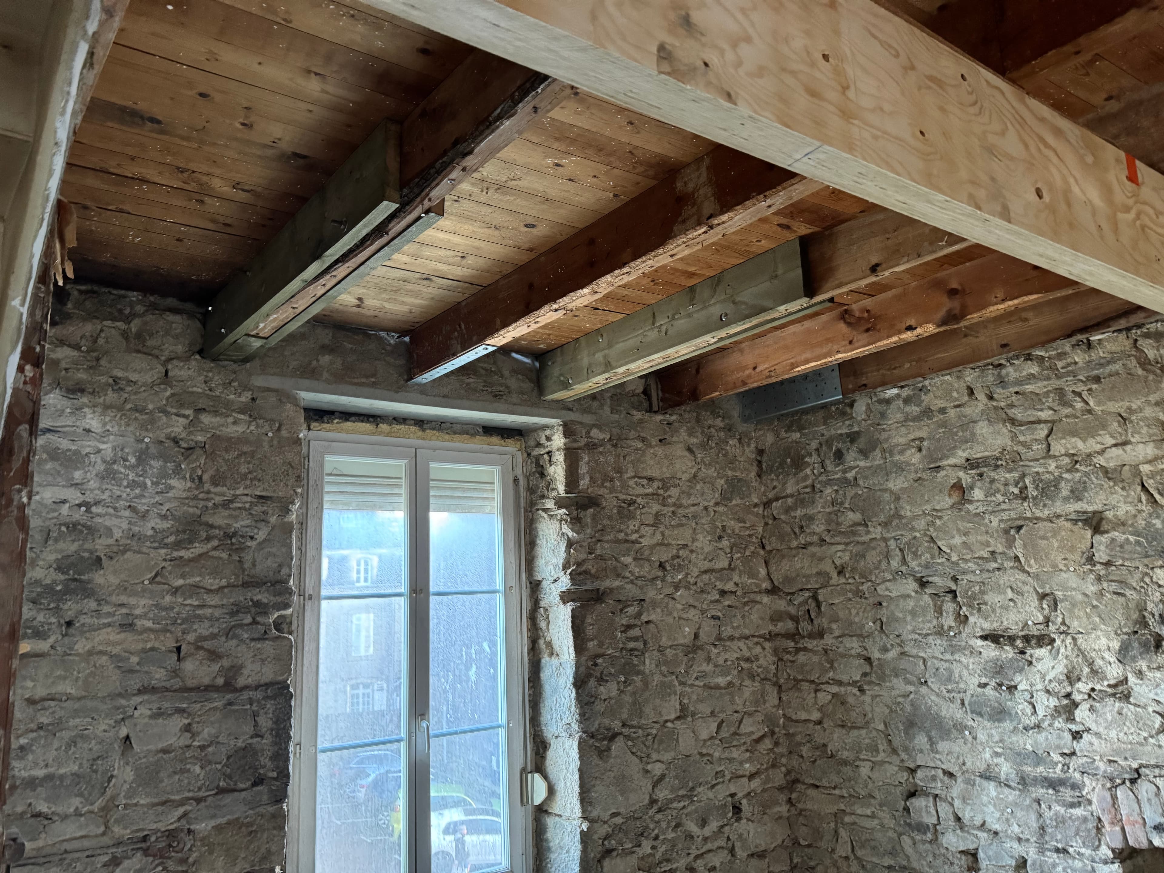 Reprise des poutres et solives avec renfort métallique et bois. Traité en classe quatre