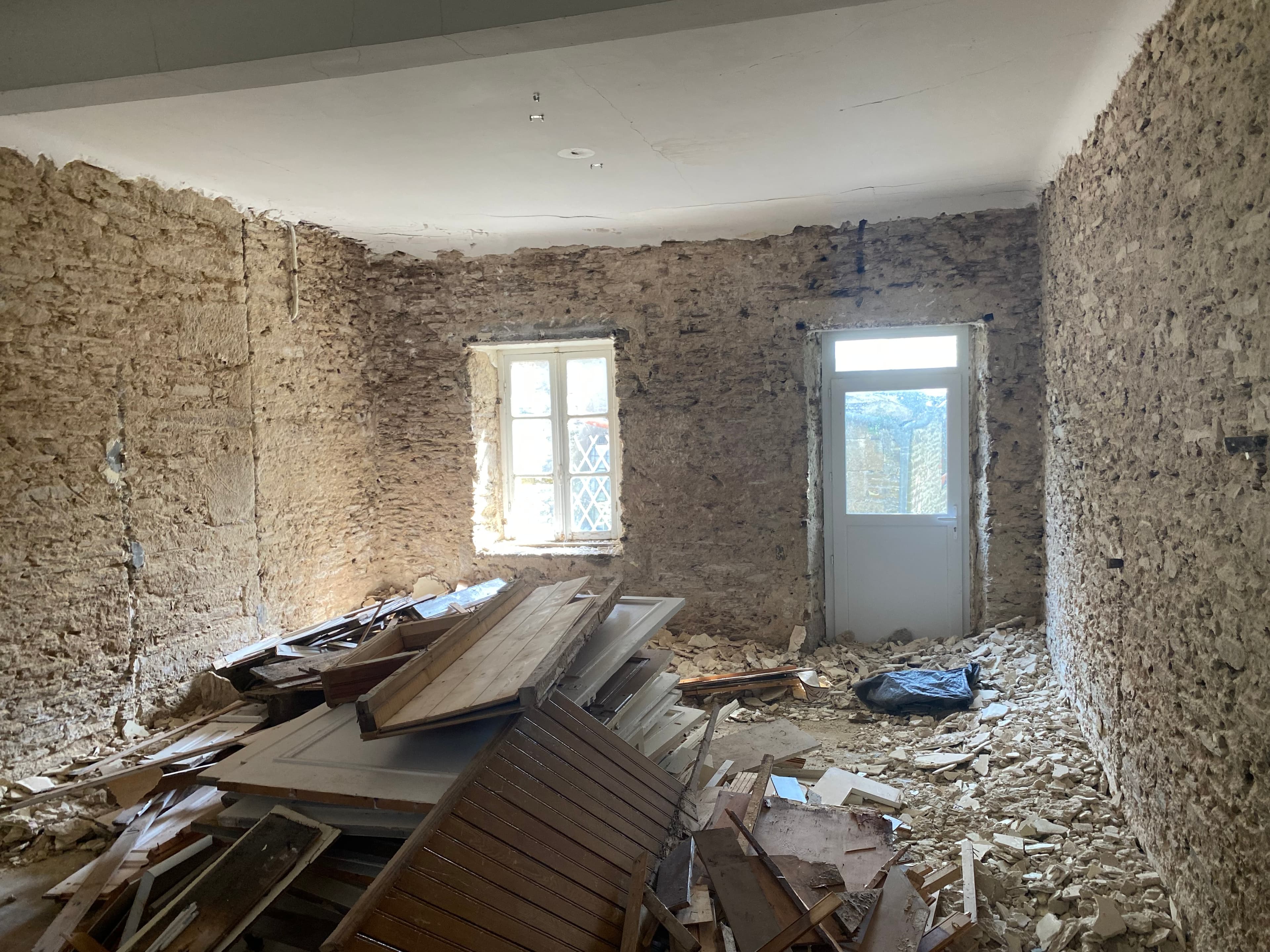 piquage des murs évacuation des gravats avec Benne