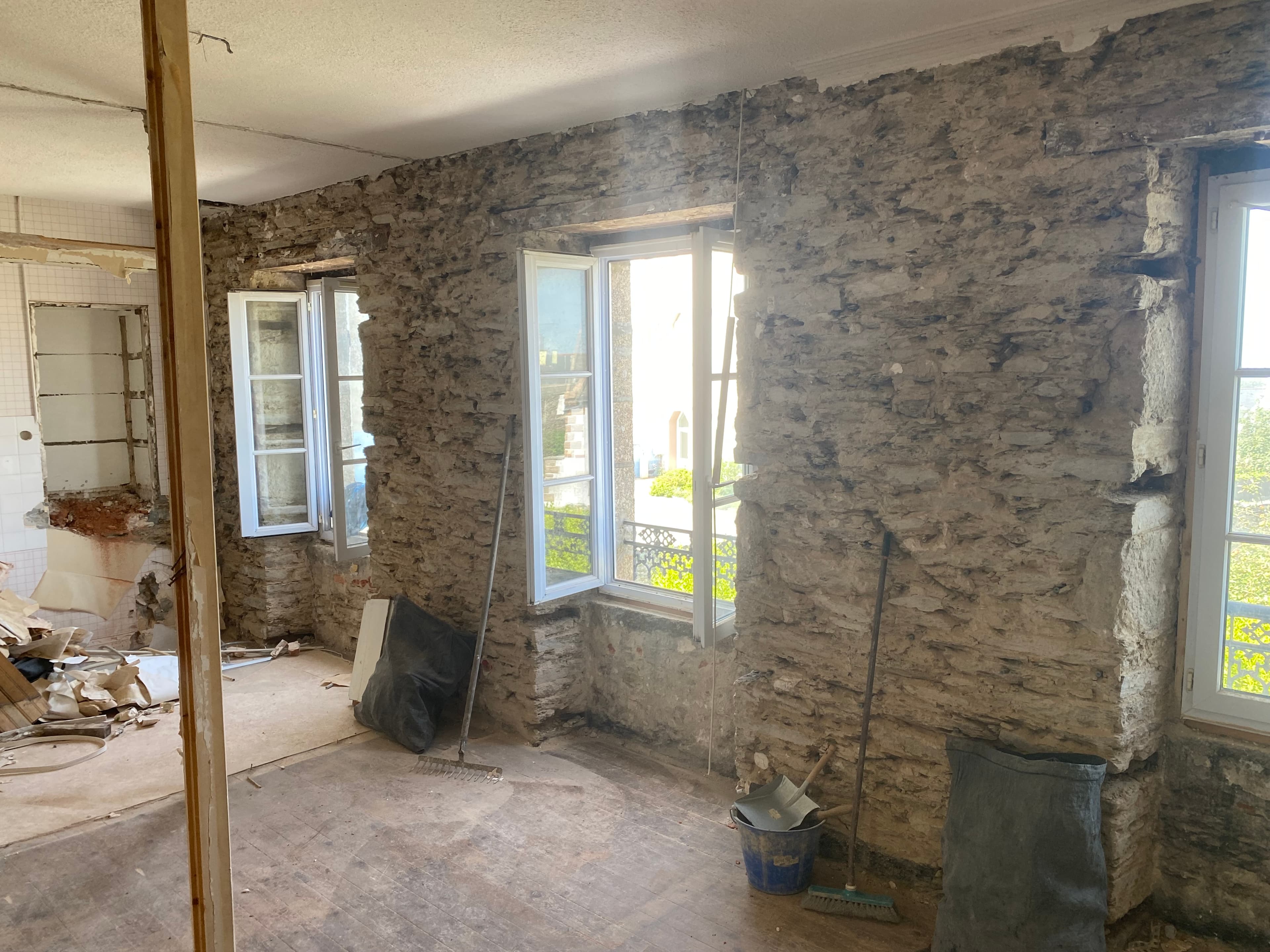 piquage des murs évacuation des gravats avec Benne