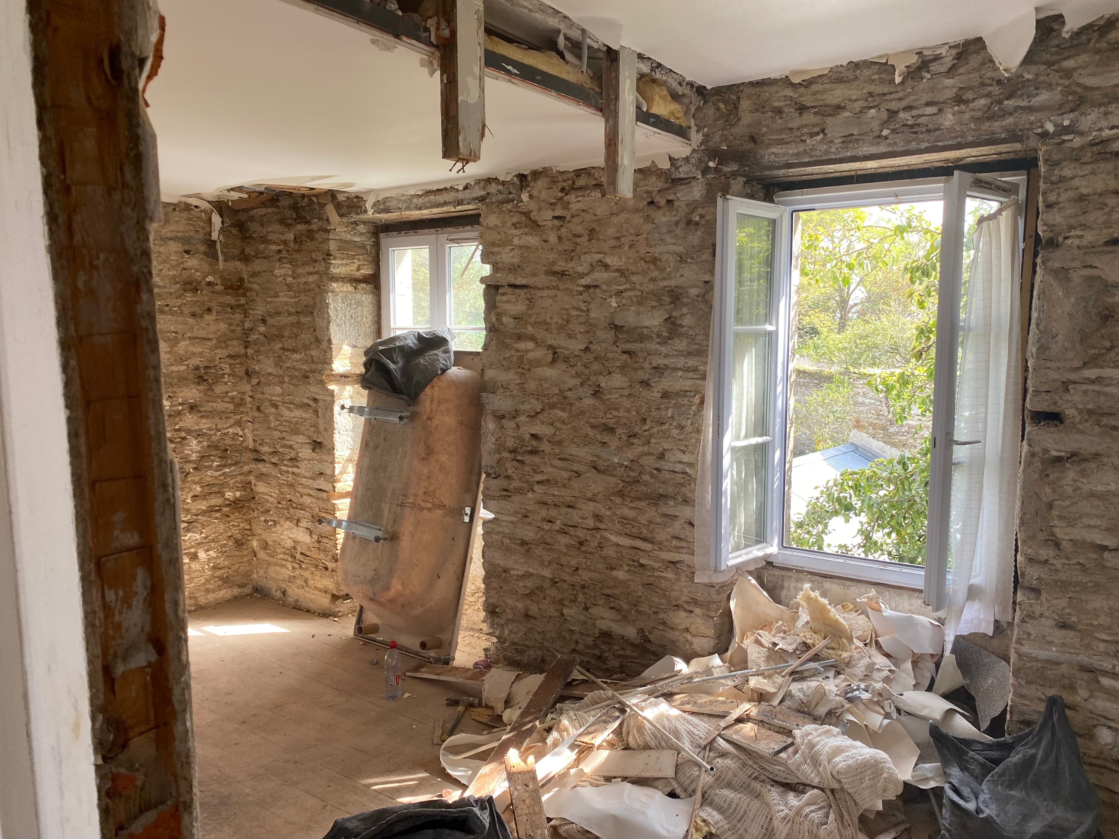 piquage des murs évacuation des gravats avec Benne