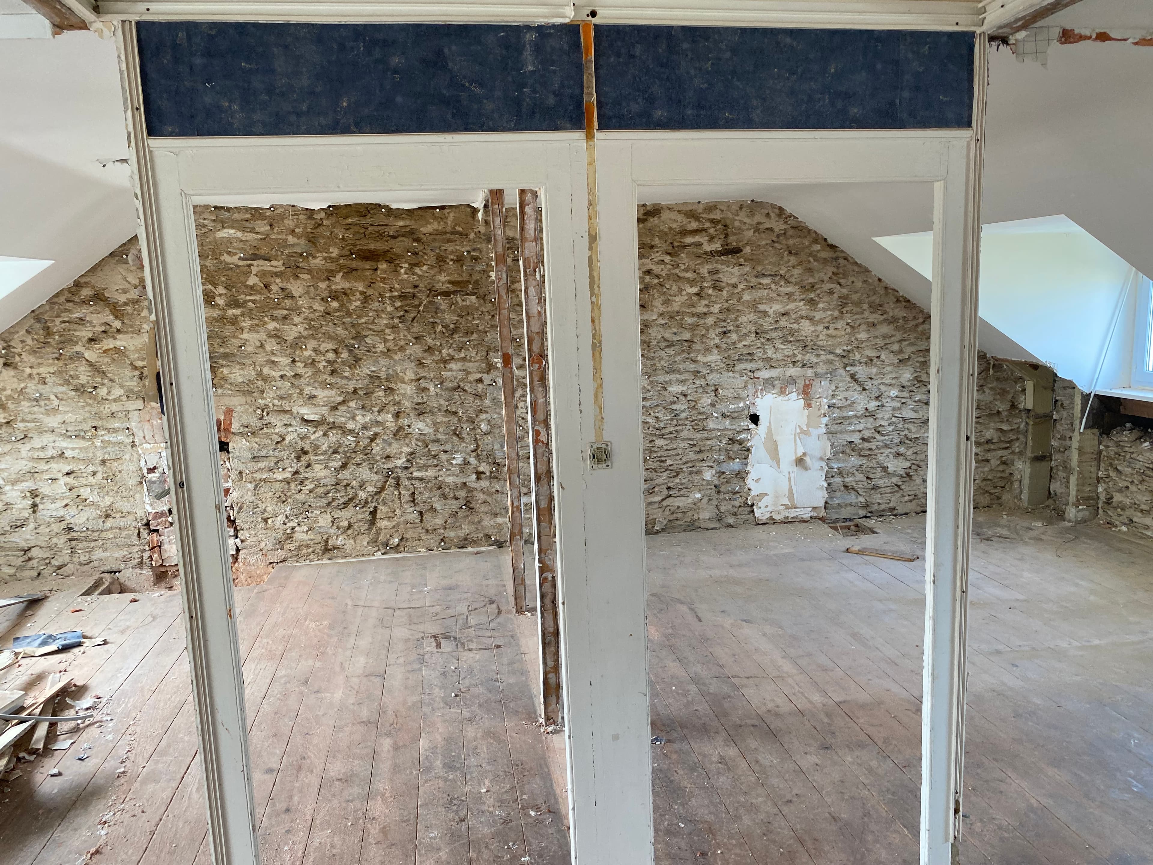 piquage des murs évacuation des gravats avec Benne